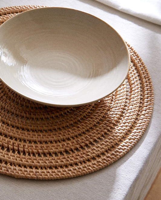 Rotan lautasalusta (ruskea spiraali) - punottu pajusta ja oljesta valmistettu tarjoilualunen - Bali Harvest - RAUHA Crafts