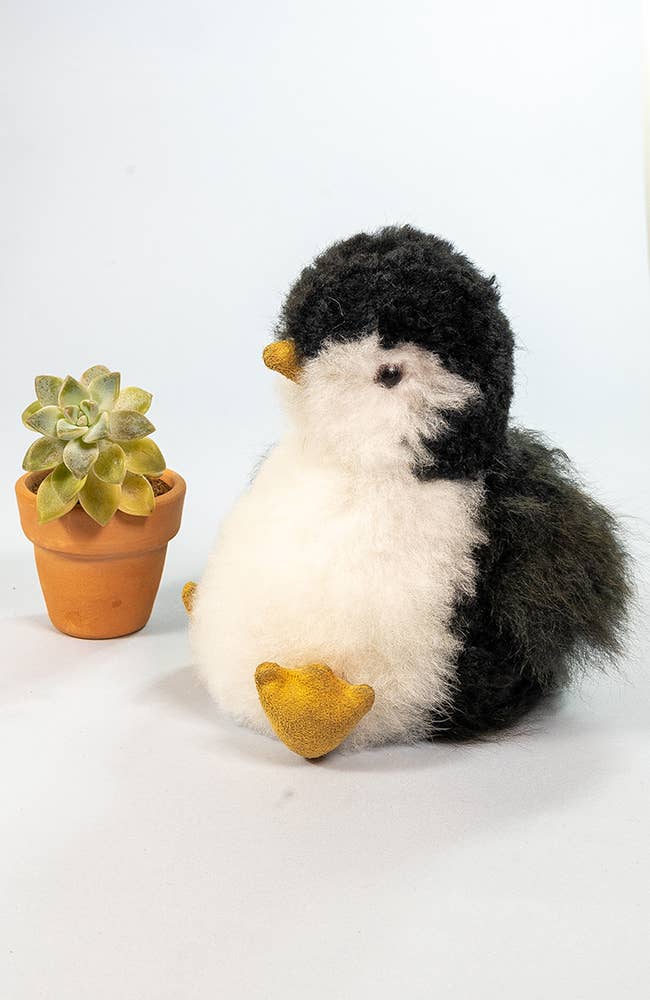 Gosedjur i alpacka | Babypingvin - handgjort gosedjur i alpacka - 100% alpackapäls från WUAMAN - Alpacka