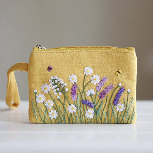 Käsin kirjailtu kolikkokukkaro rannelenkillä | Kukkakuvio by Finer Embroidery