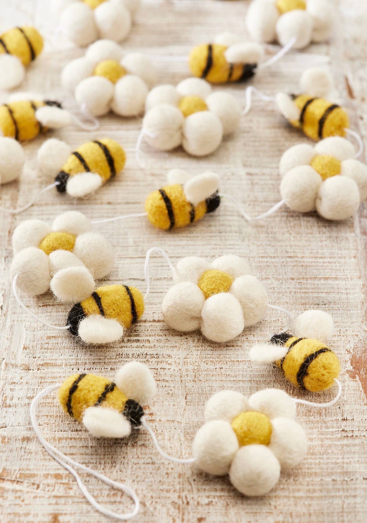 Felt Bee & Daisy Flower Garland - handmade ornament - Wool felt by Namaste