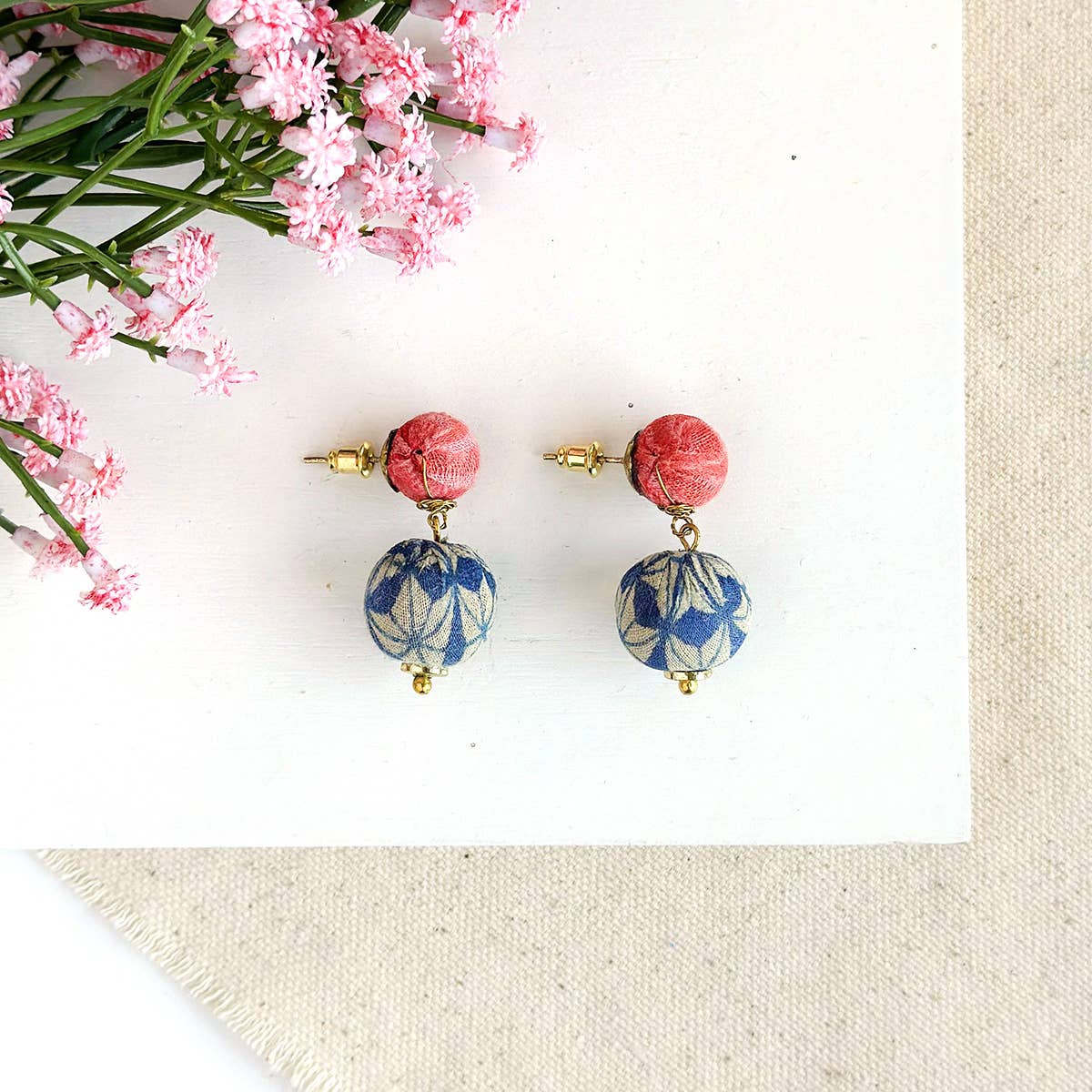 Handgjorda Kantha Betty-hängande örhängen från WorldFinds