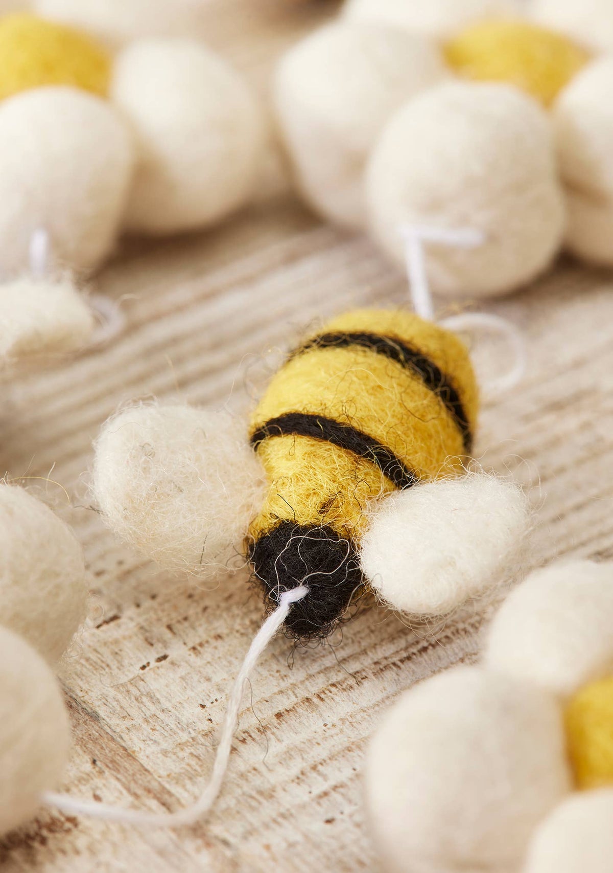 Felt Bee & Daisy Flower Garland - handmade ornament - Wool felt by Namaste