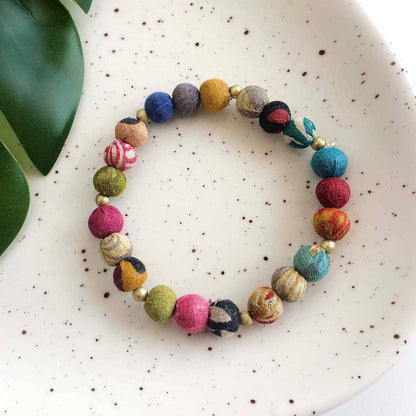 Handgjort Kantha Sonnet-armband från WorldFinds