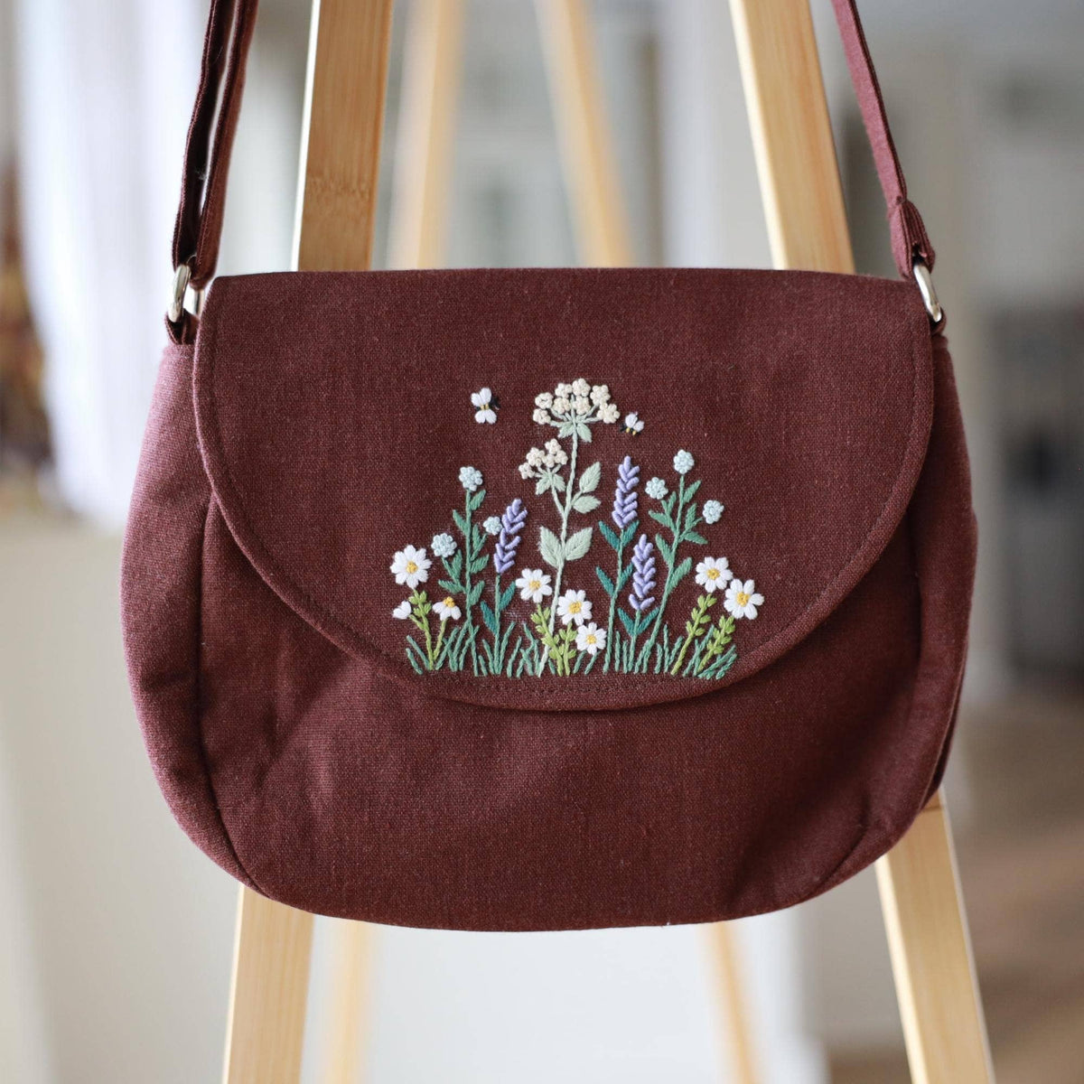 Handbroderad crossbodyväska | Brown Wildflower av Finer Embroidery