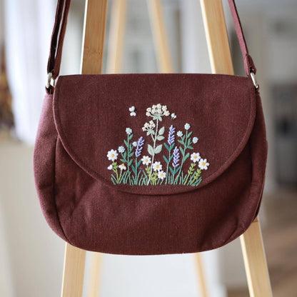 Handbroderad crossbodyväska | Brown Wildflower av Finer Embroidery