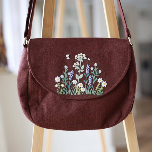 Käsin kirjailtu olkalaukku | Ruskea Villikukka by Finer Embroidery