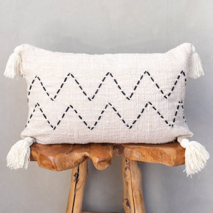 Boho kuddfodral / överdrag till prydnadskudde | krämfärgad zigzag med tofsar - Bali Harvest - RAUHA Crafts
