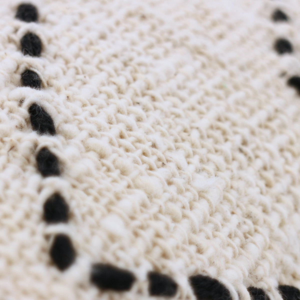 Boho kuddfodral / överdrag till prydnadskudde | krämfärgad zigzag med tofsar - Bali Harvest - RAUHA Crafts