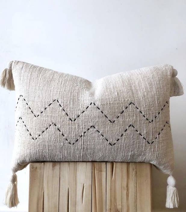 Boho kuddfodral / överdrag till prydnadskudde | krämfärgad zigzag med tofsar - Bali Harvest - RAUHA Crafts