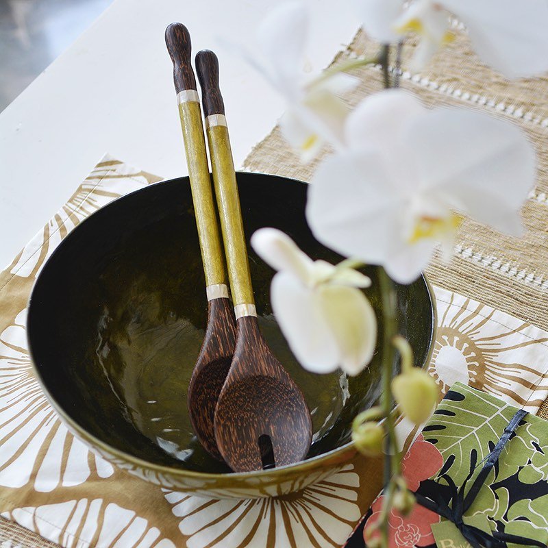 Lång serverare i Capiz & palmträ | Oliv: Oliv-salladsserverare-Balizen-RAUHA Crafts