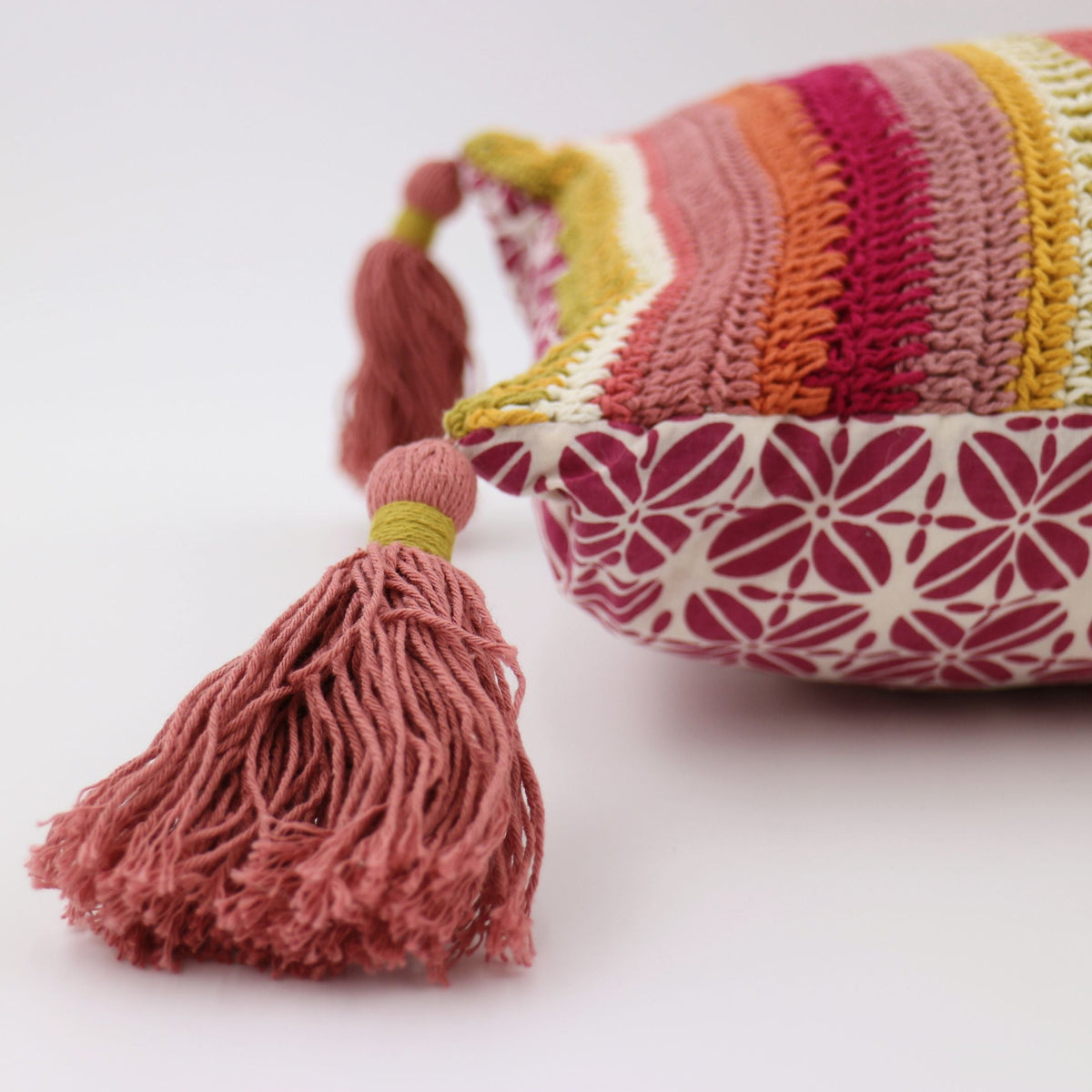 Virkat kuddfodral med konfettirand: Varm-Balizen-RAUHA Crafts
