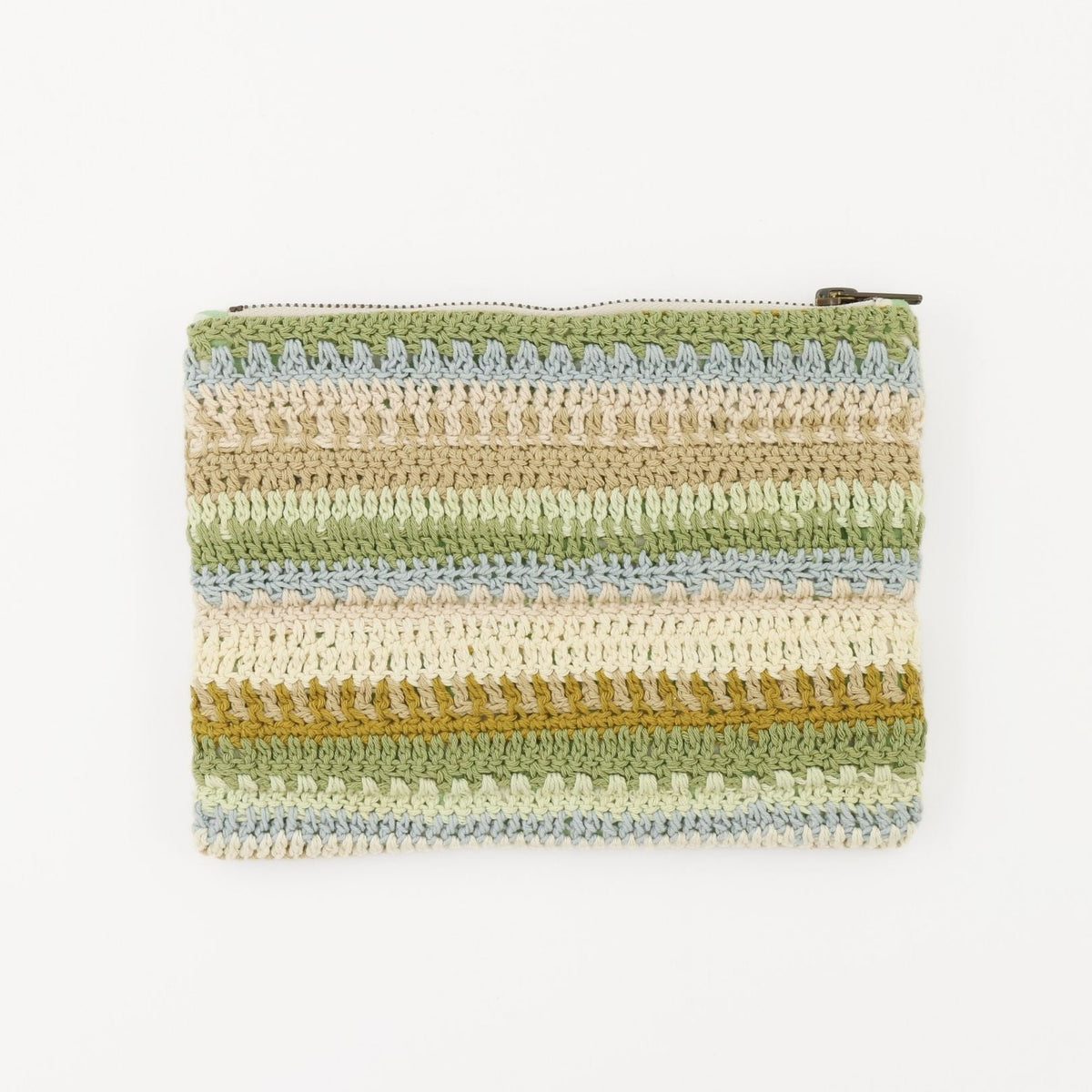 Käsin virkattu clutch-laukku lämpimissä vaaleissa sekoitussävyissä, jossa on raidat vihreää, sinistä, beigeä ja keltaista puuvillalankaa. Ohut profiili vetoketjusululla, sopii välttämättömien tavaroiden kantamiseen tai iPad mini -suojaksi.