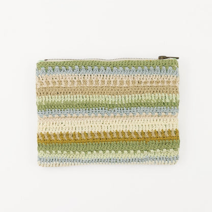 Käsin virkattu clutch-laukku lämpimissä vaaleissa sekoitussävyissä, jossa on raidat vihreää, sinistä, beigeä ja keltaista puuvillalankaa. Ohut profiili vetoketjusululla, sopii välttämättömien tavaroiden kantamiseen tai iPad mini -suojaksi.
