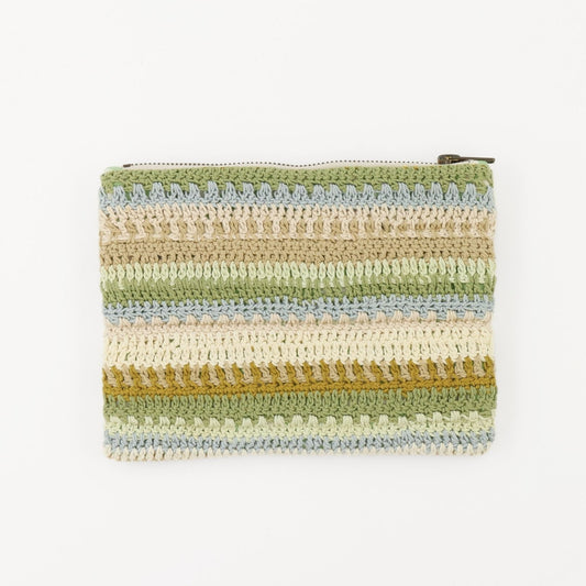 Käsin virkattu clutch-laukku lämpimissä vaaleissa sekoitussävyissä, jossa on raidat vihreää, sinistä, beigeä ja keltaista puuvillalankaa. Ohut profiili vetoketjusululla, sopii välttämättömien tavaroiden kantamiseen tai iPad mini -suojaksi.