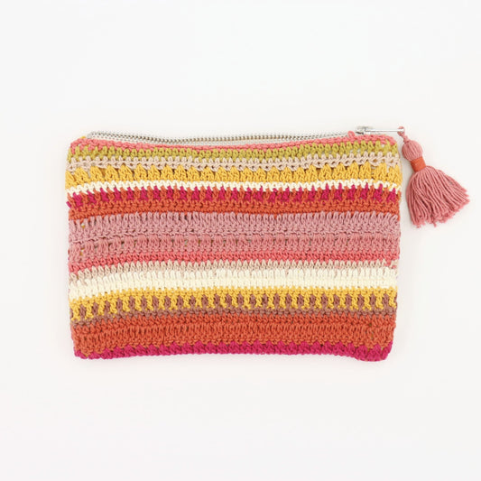 Käsintehty virkattu clutch-laukku lämpimissä raidallisissa sävyissä, vetoketjulla ja hapsulla, jossa on erilaisia pintaneuleita puuvillalangasta. Ohut malli sopii välttämättömien tavaroiden kantamiseen tai iPad mini -suojakoteloksi.