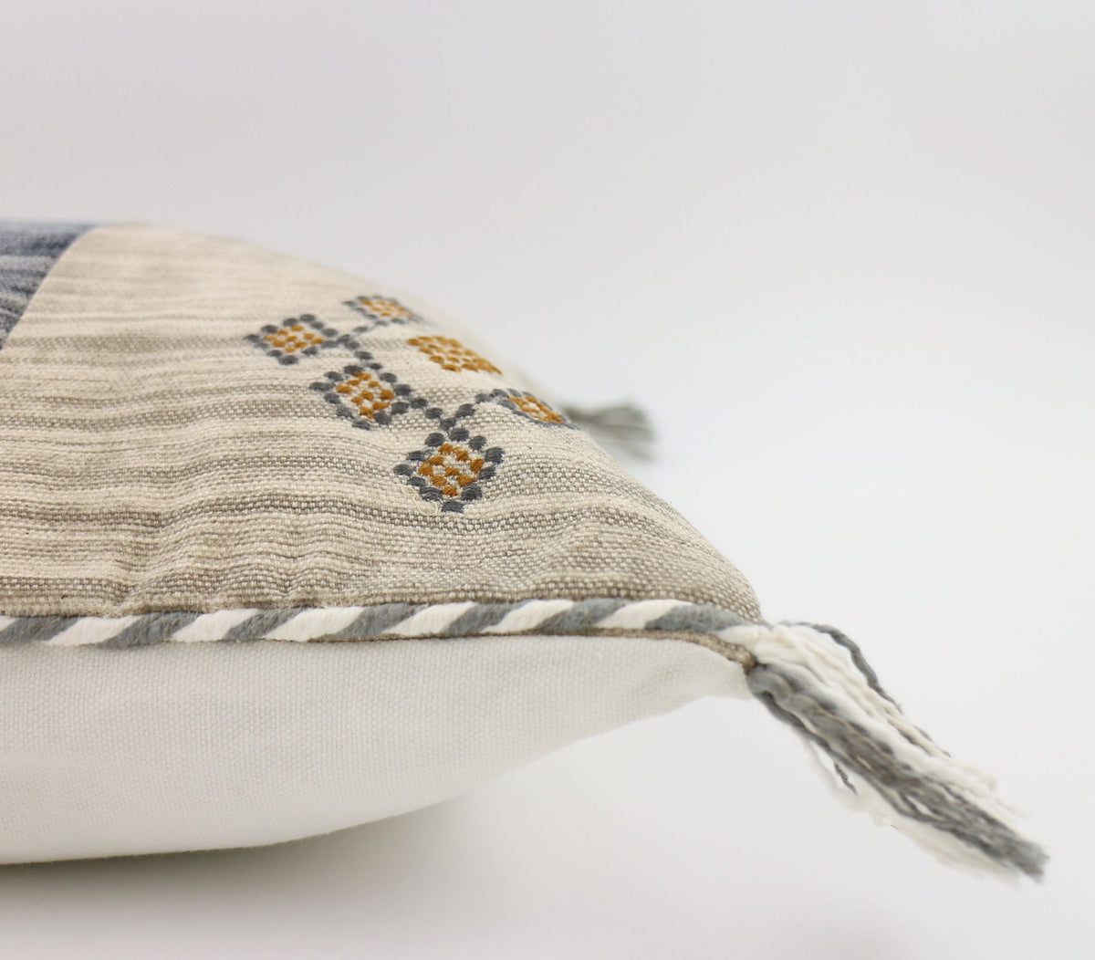 Broderat fyrkantigt kuddfodral i kuststil med tofsar-RAUHA Crafts-RAUHA Crafts