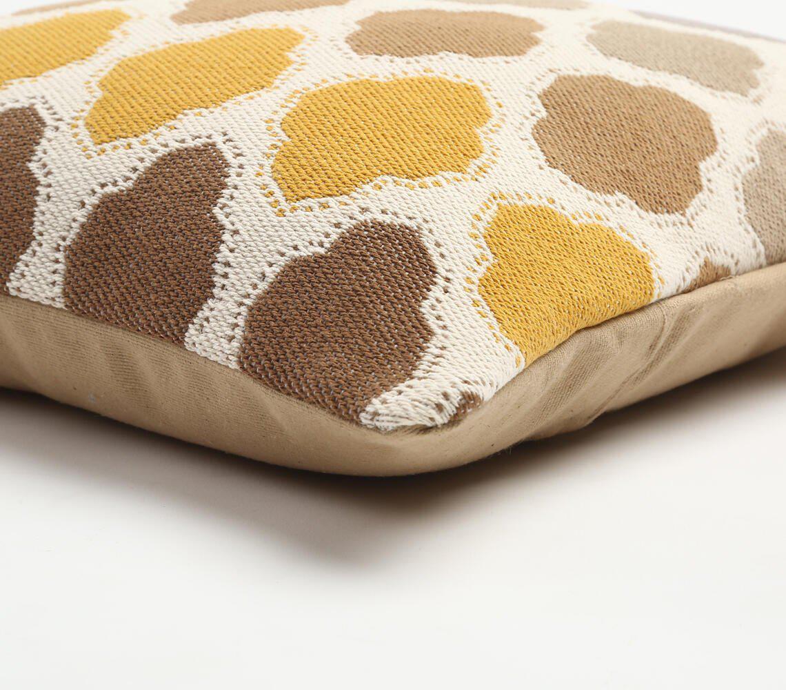 Kvadratiskt geometriskt kuddfodral med gult, brunt och beige mönster