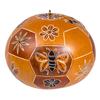 Bee Doodle-kalebass med snidat bi i en sexhörning