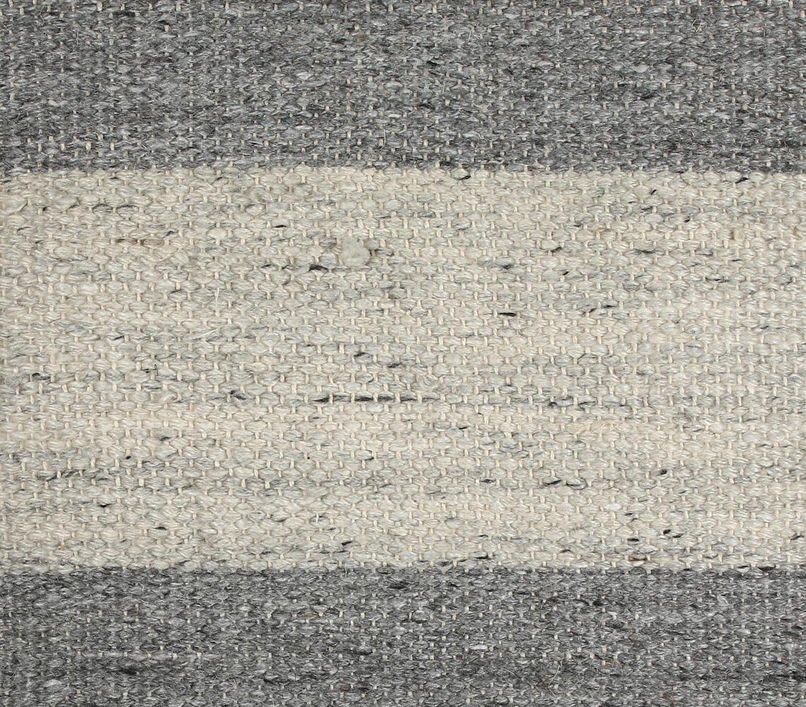 Käsinkudottu harmaa, väriblokilla oleva neliötyynynpäällinen-RAUHA Crafts-RAUHA Crafts