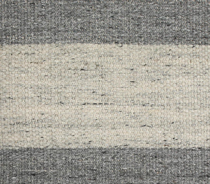 Käsinkudottu harmaa, väriblokilla oleva neliötyynynpäällinen-RAUHA Crafts-RAUHA Crafts