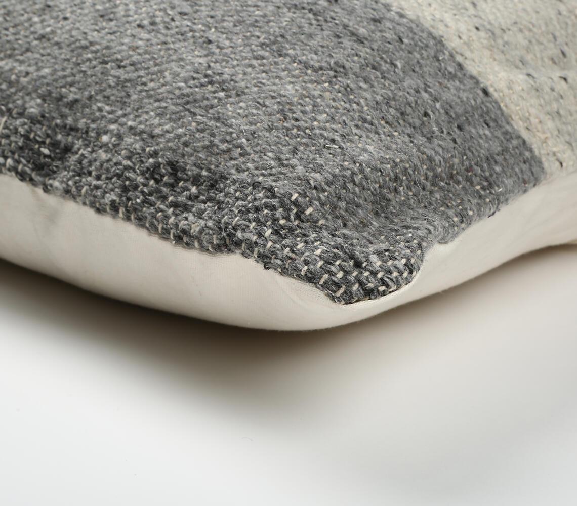 Käsinkudottu harmaa, väriblokilla oleva neliötyynynpäällinen-RAUHA Crafts-RAUHA Crafts