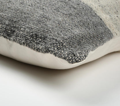 Käsinkudottu harmaa, väriblokilla oleva neliötyynynpäällinen-RAUHA Crafts-RAUHA Crafts