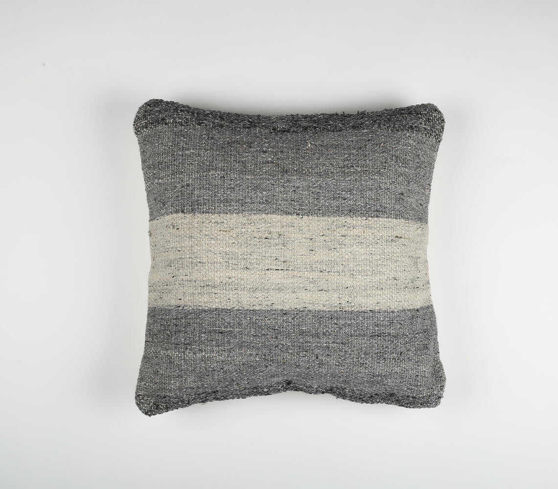 Käsinkudottu harmaa, väriblokilla oleva neliötyynynpäällinen-RAUHA Crafts-RAUHA Crafts