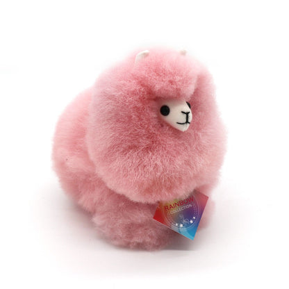 Cotton Candy INKARI Rainbow alpakanpehmolelu — lähikuva, jossa näkyy pehmeän alpakanvillan rakenne ja lempeä ilme