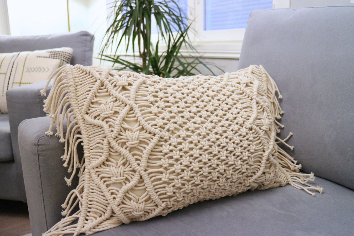 Rektangulärt kuddfodral i makramé med fransar | Knut-RAUHA Crafts-RAUHA Crafts
