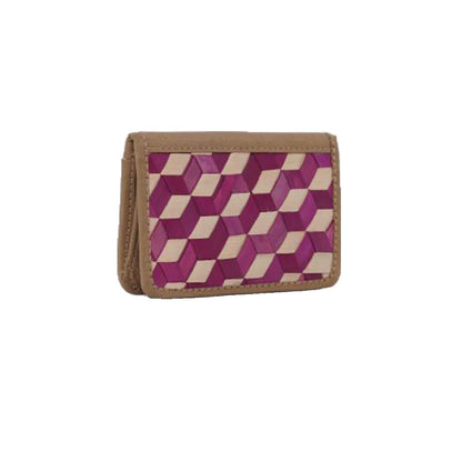 Korthållare i palmlöv med beige konstläderram och vinrött geometriskt mönster, med flera fack för smart organisering. Handgjord av palmyrablad och med en stilren tvåtonad design som passar perfekt för vardagsbruk.