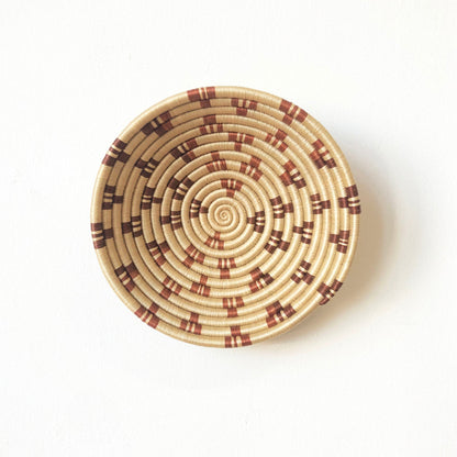 Cyarwa-skål i sisal och sötgräs i natur med brunt mönster, ovanifrån