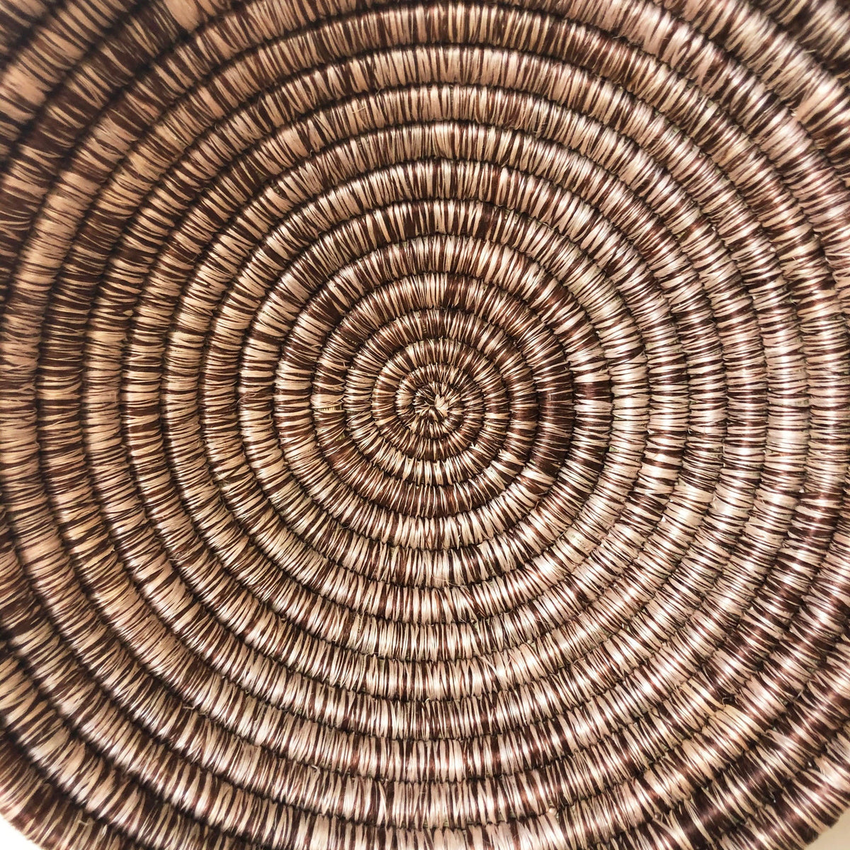 Närbild av spiralflätningen på Ruhondo-skålen
