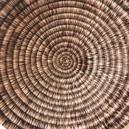 Närbild av spiralflätningen på Ruhondo-skålen