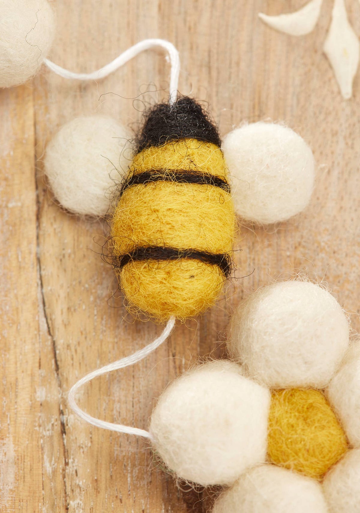 Felt Bee & Daisy Flower Garland - handmade ornament - Wool felt by Namaste