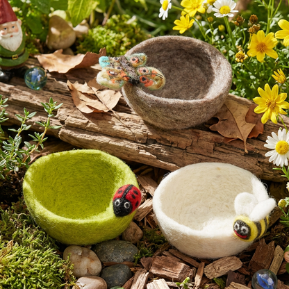 Huovutettu korurasia, puutarhaötököillä koristeltu - kodin koriste - käsityöinen keittiökoriste - 100% villaa by Felt So Good