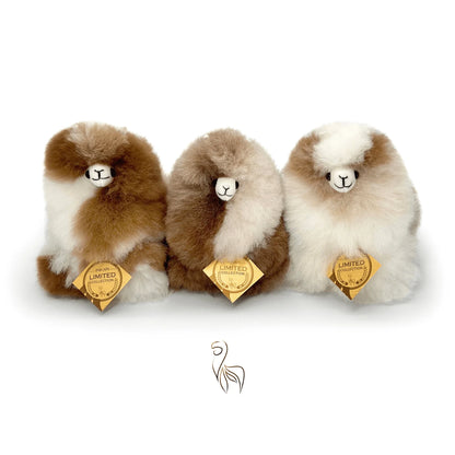 Maple Syrup INKARI Limited Edition alpaca-gosedjur — närbild som visar den mjuka alpacaullens textur och det milda ansiktet